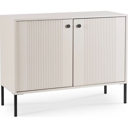Komoda SOFT 104 w odcieniu kaszmiru zdobiona ryflowaniem na froncie na czarnych metalowych nogach, czarne uchwyty